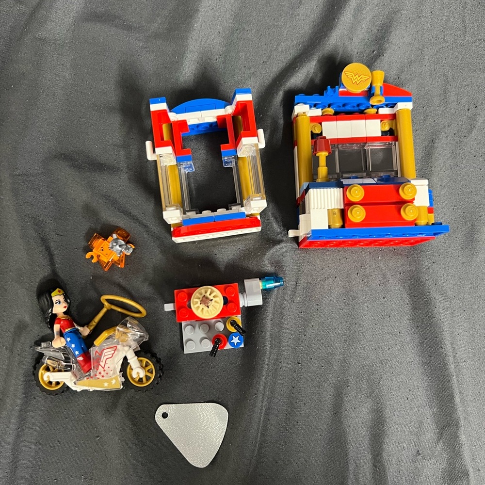 Lego DC Super Hero Girls: Wonder Woman Dorm Room 41235 - Picture 1 of 1